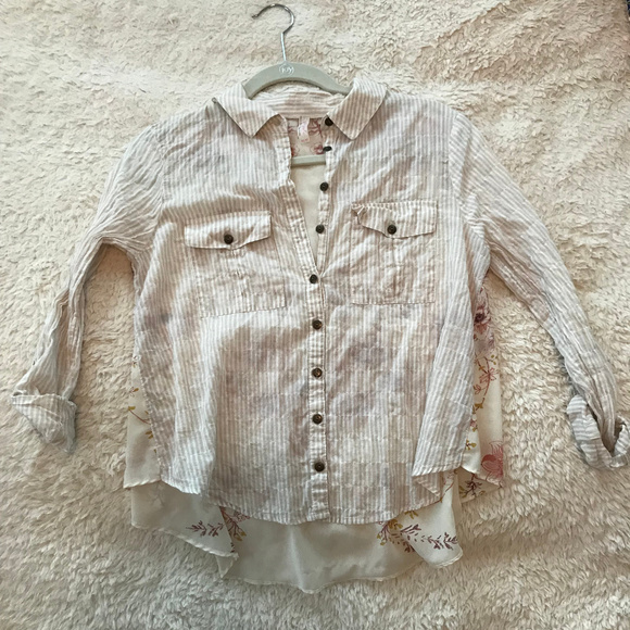 Free People Tops - FREE PEOPLE long Roll-up Sleeve Shirt Floral Back